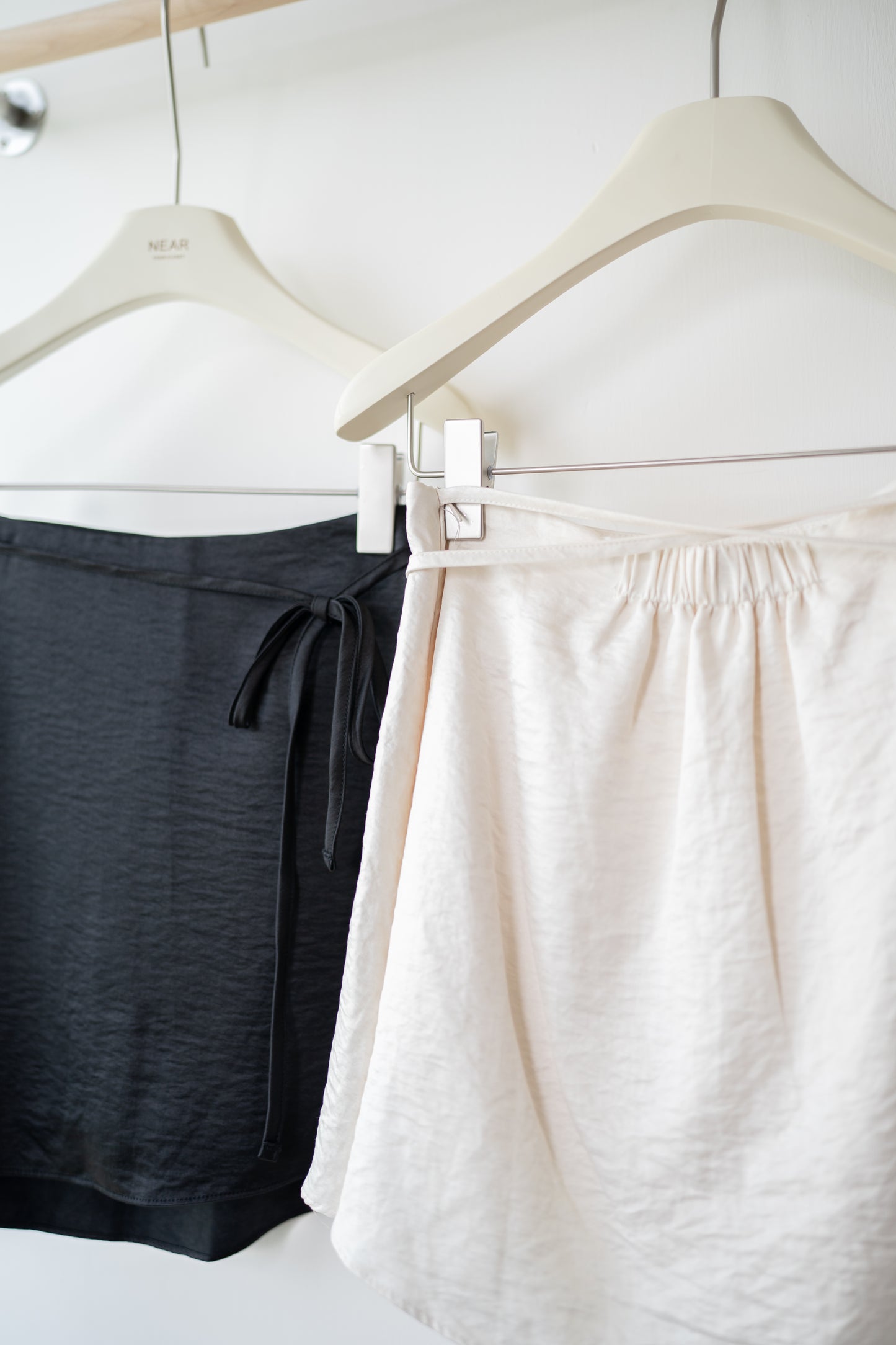 高質緞面綁帶短裙 (內有打底褲)