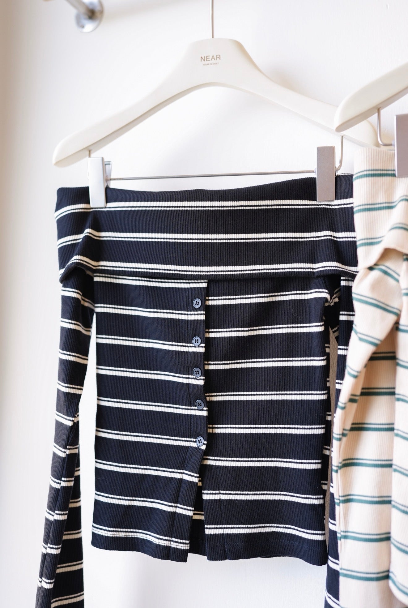 橫間修腰一字肩上衣