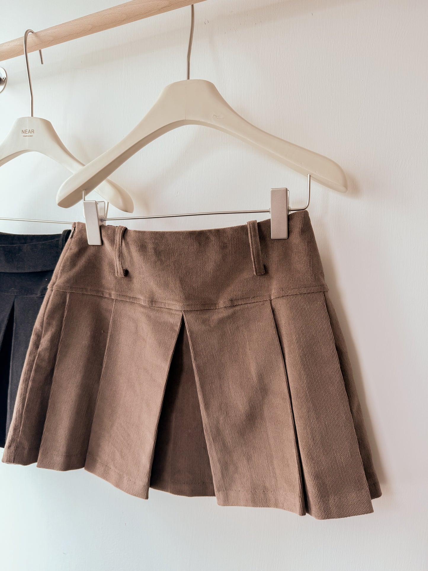 燈芯絨A字百摺短裙 (內有褲)