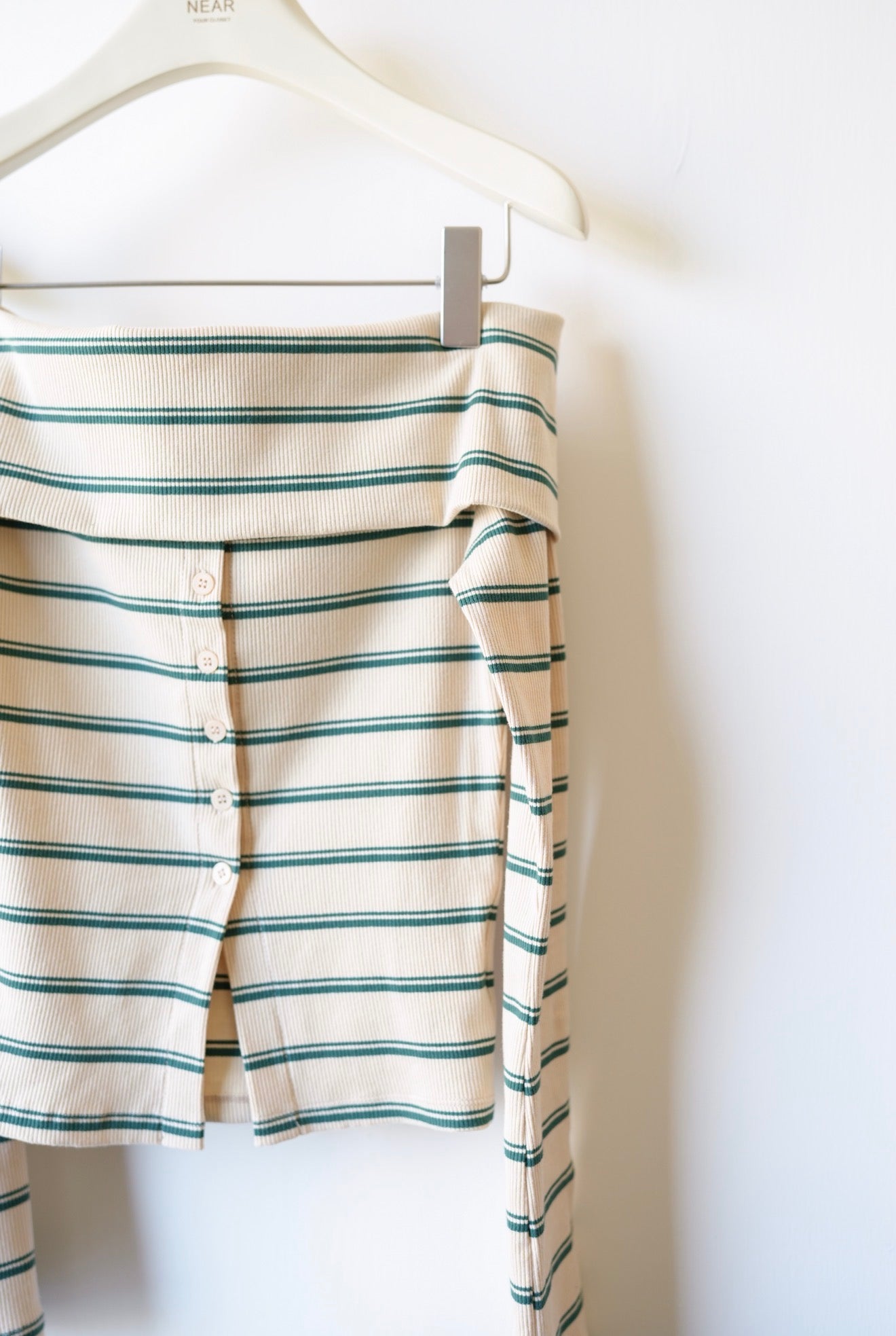 橫間修腰一字肩上衣